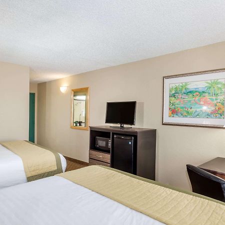 Baymont By Wyndham Fort Myers Airport Habitación foto